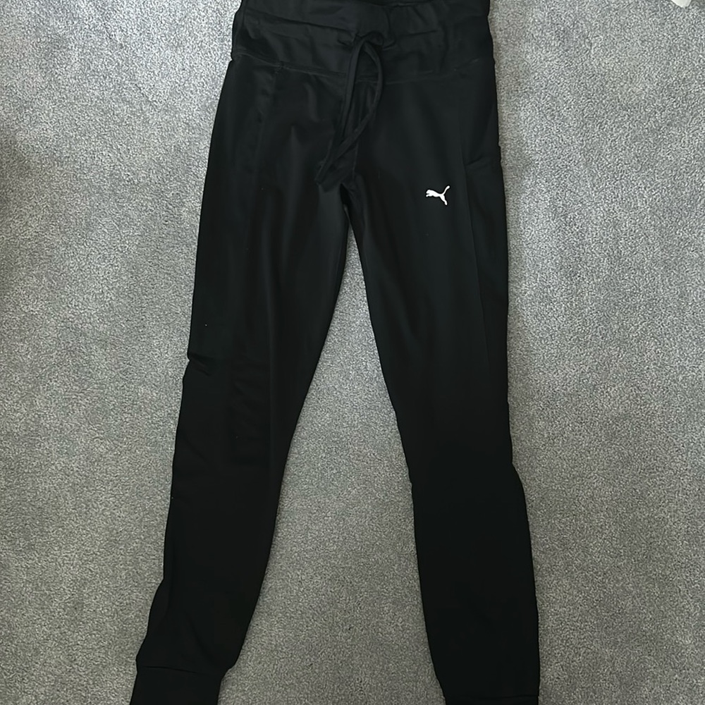 Puma women leggings. Size small. Side pockets.